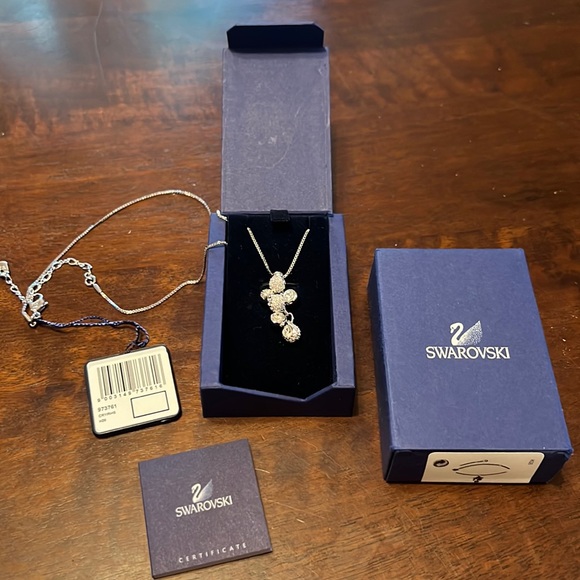 Swarovski Flirt Cluster Pendant Necklace - Picture 3 of 8